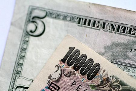 Dollar slumps on recession fears; yen, Swiss franc benefit